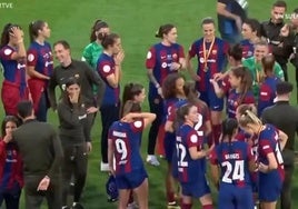 Las jugadoras del Barcelona, con las medallas en el campo.