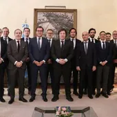El presidente de Argentina, Javier Milei (en el centro), junto al presidente de la CEOE, Antonio Garamendi (a su izquierda) y los ejecutivos de varias destacadas compañías españolas con los que se ha reunido este sábado en Madrid.