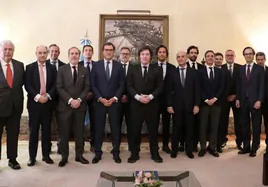 El presidente de Argentina, Javier Milei (en el centro), junto al presidente de la CEOE, Antonio Garamendi (a su izquierda) y los ejecutivos de varias destacadas compañías españolas con los que se ha reunido este sábado en Madrid.