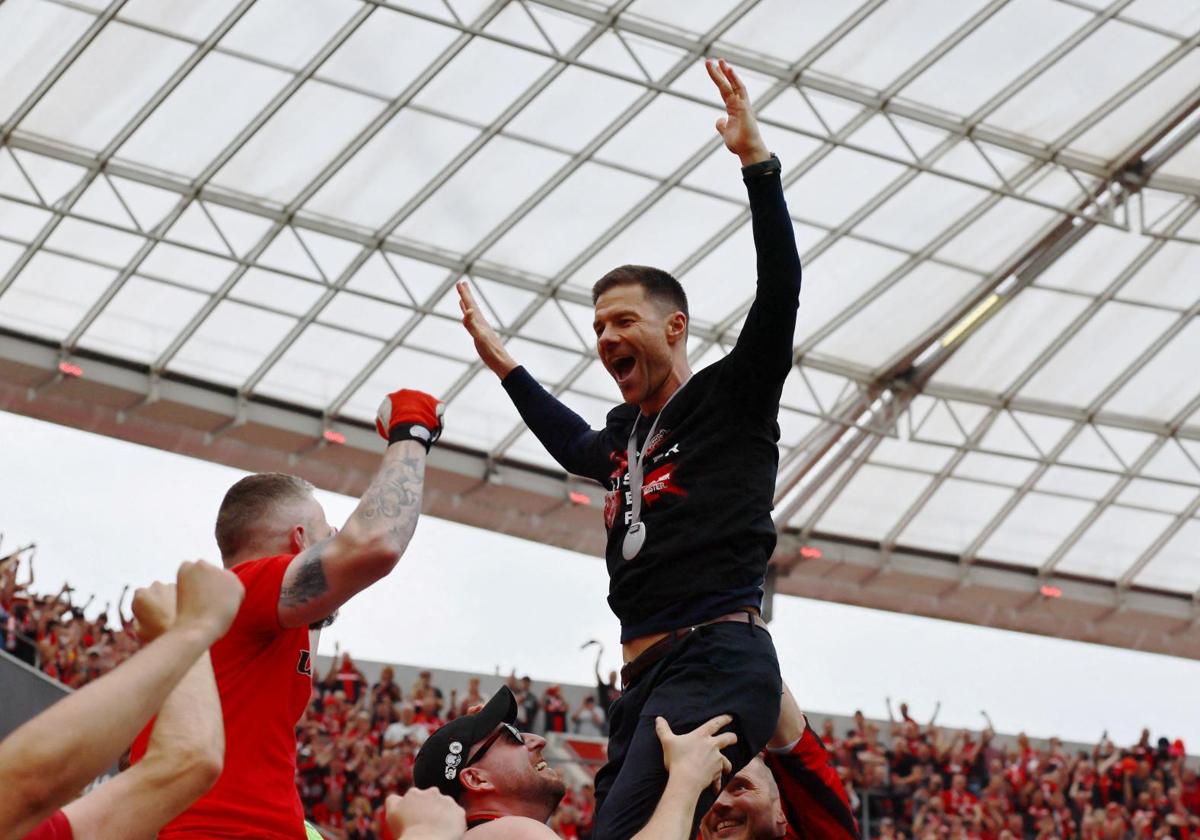 Xabi Alonso celebra la Bundesliga perfecta que ha completado el Bayer Leverkusen.