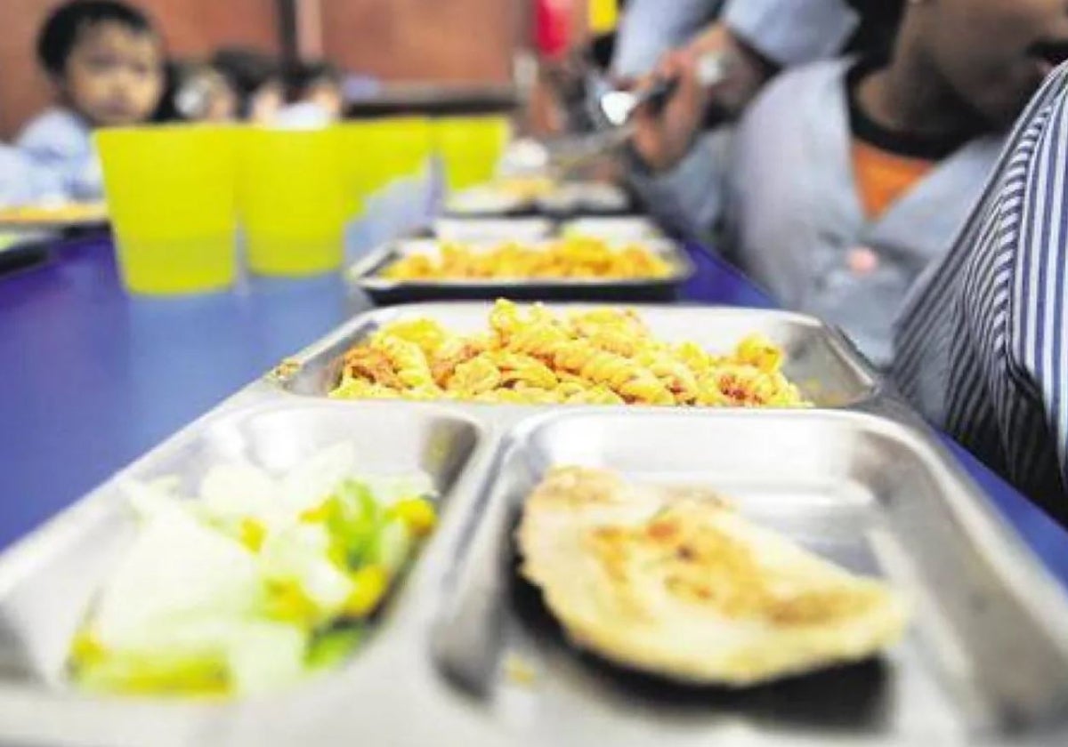 Una bandeja de comida en un comedor escolar.