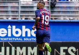 Stoichkov impulsa al Eibar al ascenso directo tras vencer al Cartagena