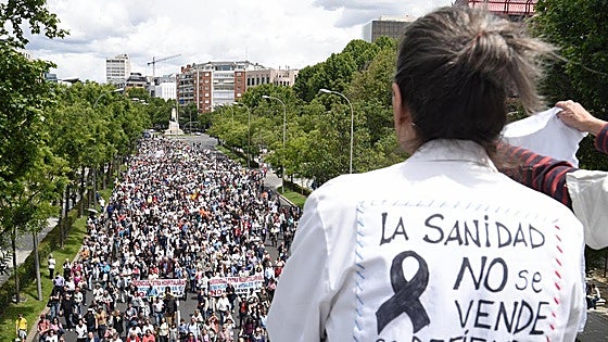 Miles de personas se manifiestan en Madrid en defensa de la sanidad pública