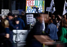 Simpatizantes de Julian Assange se manifiestan frente al Tribunal Superior de Gran Bretaña para pedir su liberación.