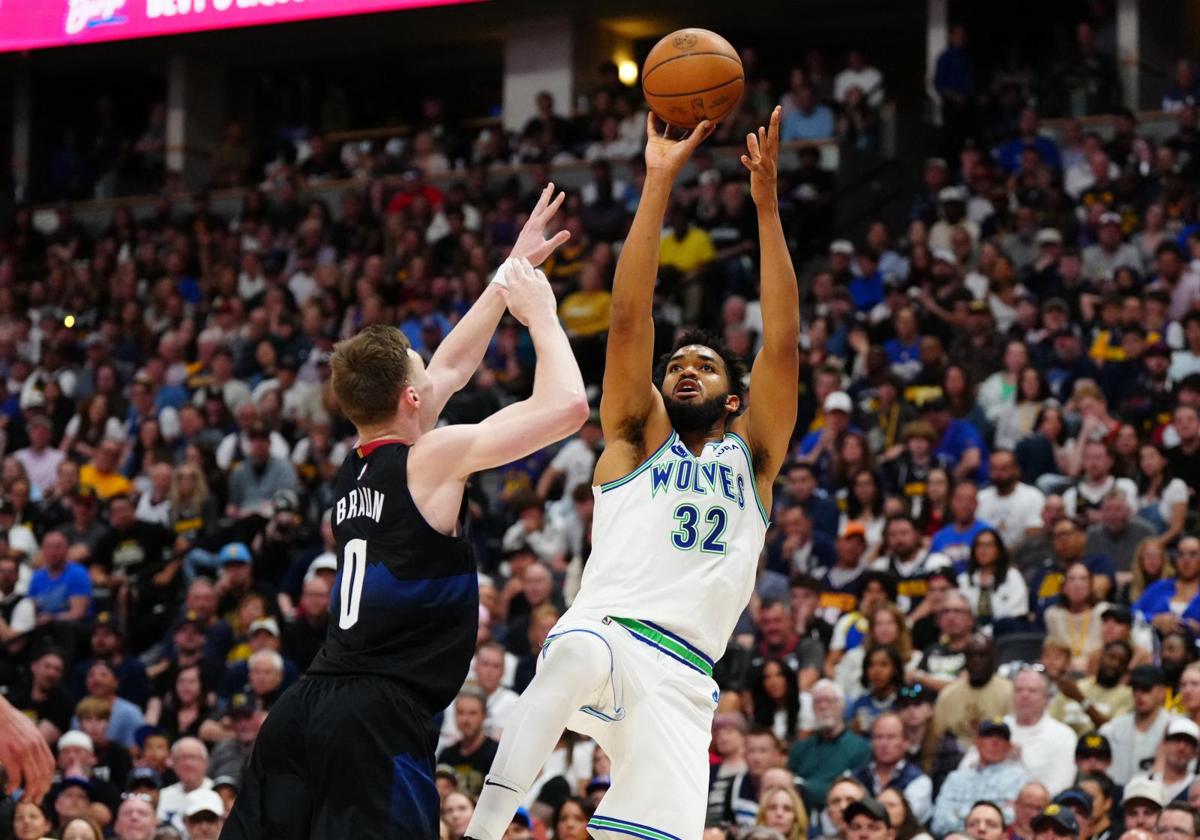 Karl-Anthony Towns, anotando contra los Nuggets.