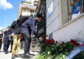 Un memorial improvisado en recuerdo del presidente Ebrahim Raisi, frente a la embajada iraní en Moscú