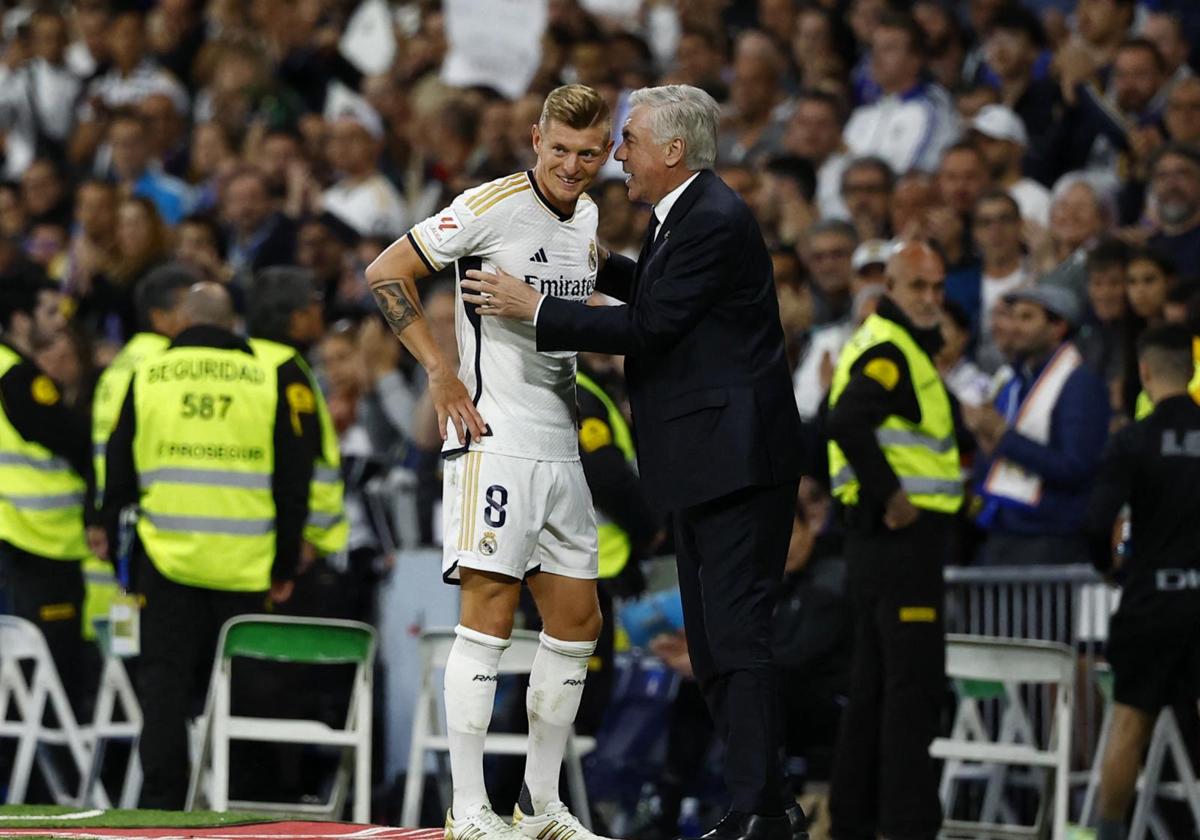 Carlo Ancelotti departe con Toni Kroos durante el Real Madrid-Alavés.