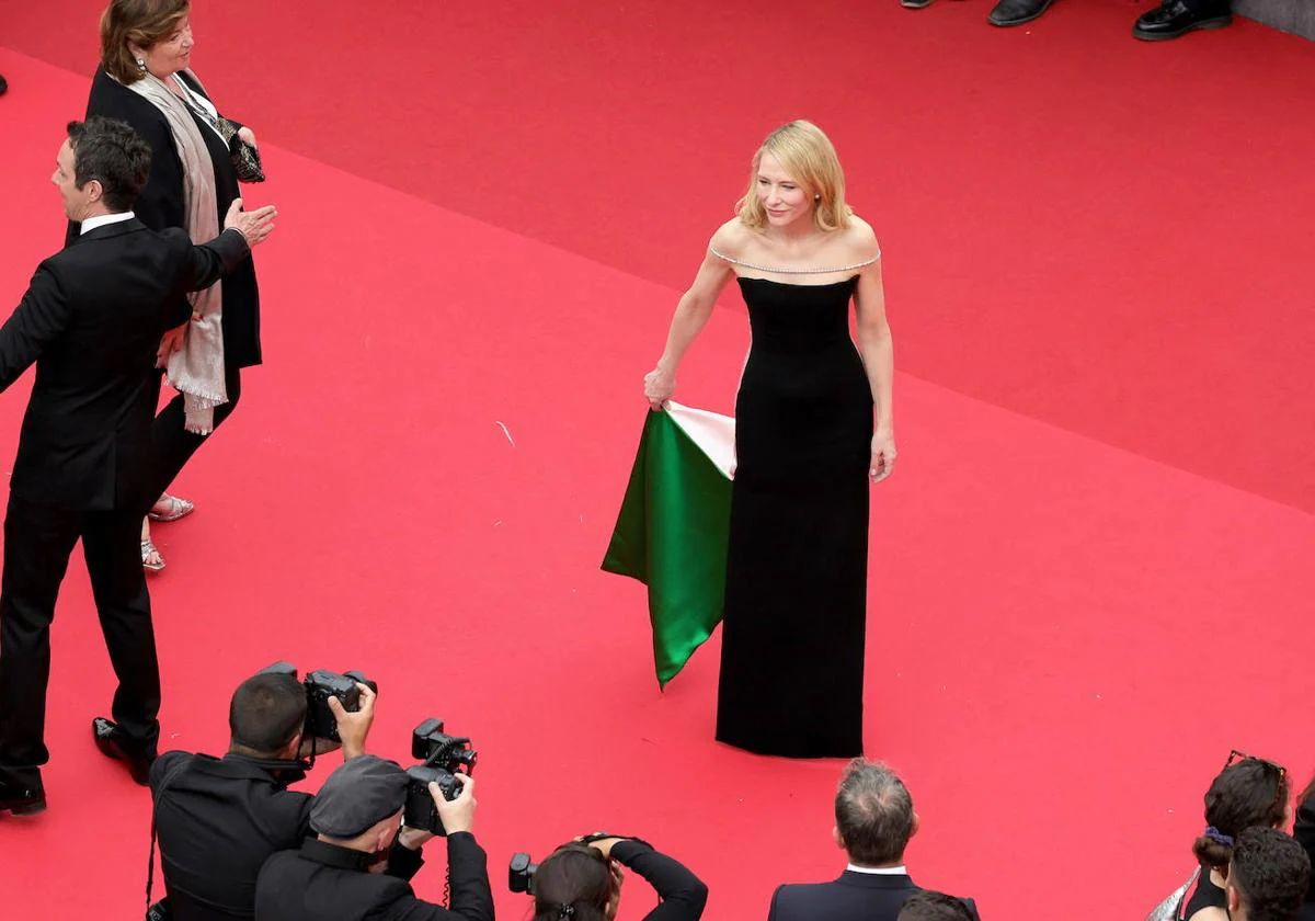 La actriz australiana posó en la alfombra roja con un vestido de Jean Paul Gaultier.