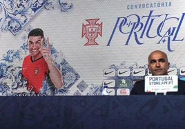 El seleccionador de Portugal, Roberto Martínez, con una imagen de Cristiano a su derecha.