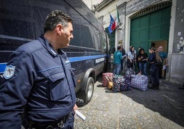 Trabajadores penitenciarios evacúan a las reclusas de la prisión de Pozzuoli tras los temblores de tierra registrados.