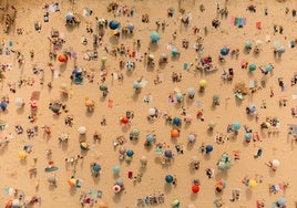 Vista aérea de una playa de Pontevedra durante la última ola de calor registrada en agosto de 2023.