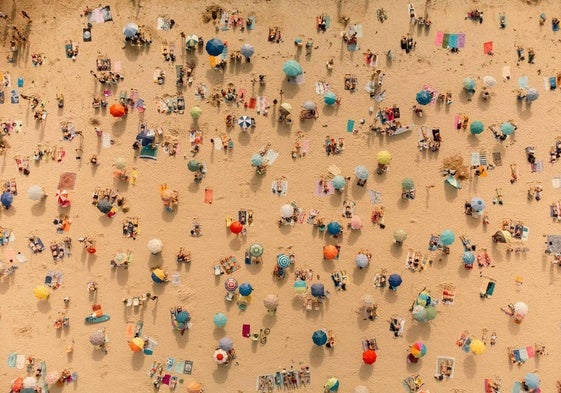 Vista aérea de una playa de Pontevedra durante la última ola de calor registrada en agosto de 2023.