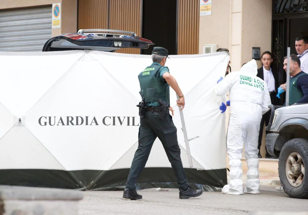 Efectivos de Guardia Civil en la vivienda donde ocurrieron los hechos en Huétor Tájar.