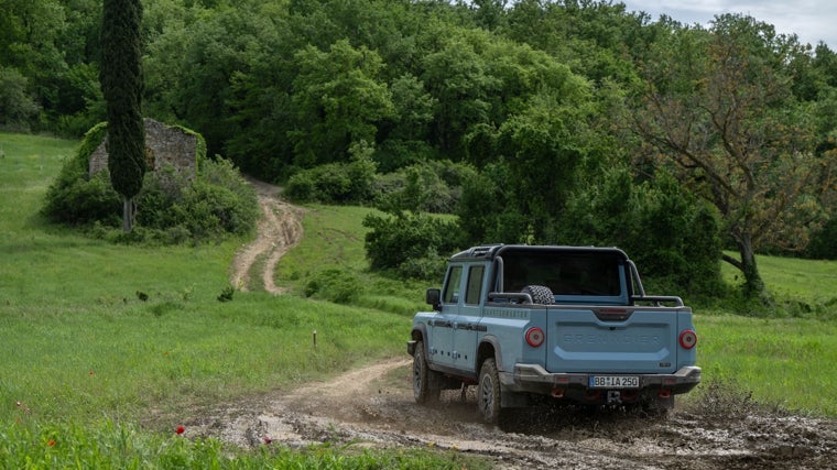 Double Cab Pick-Up Quartermaster