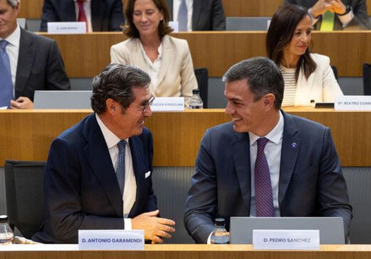 Antonio Garamendi (izq.) junto a Pedro Sánchez.