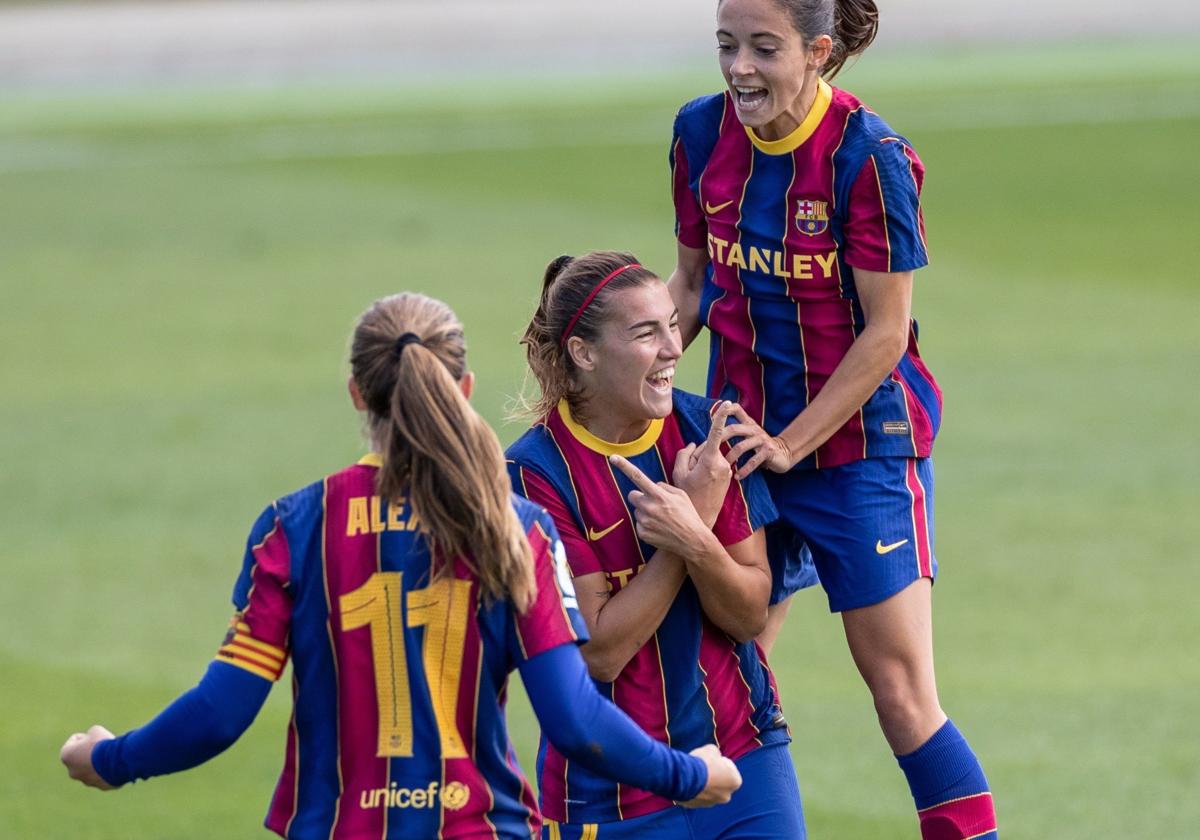 Patri Guijarro celebra junto a Aitana Bonmatí un gol con el Barcelona