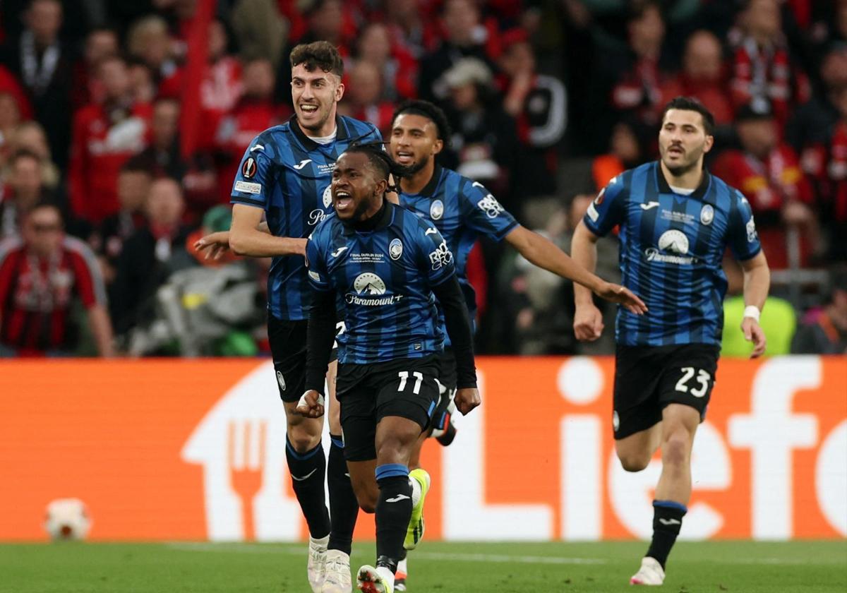 Ademola Lookman celebra uno de los tres goles que le marcó al Leverkusen