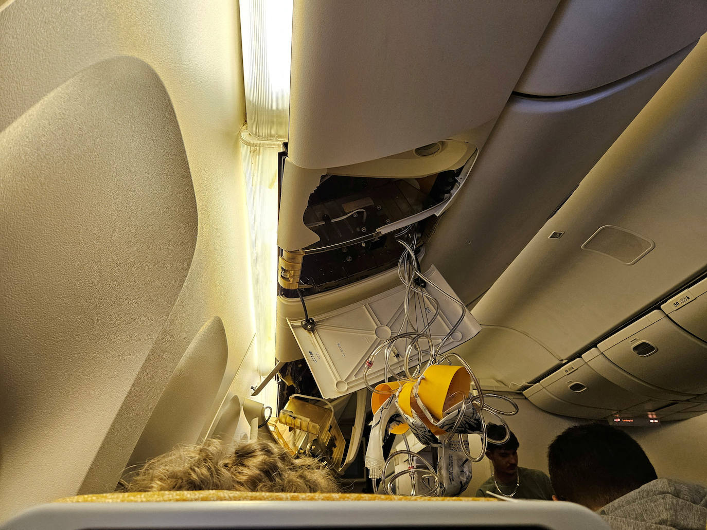 Estado en el que quedó el interior del avión tras las fuertes turbulencias.