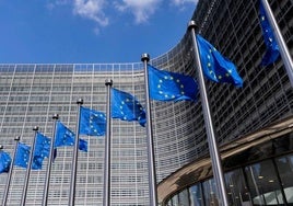 Bruselas presiona a España para aplicar el tipo mínimo del 15% a las multinacionales