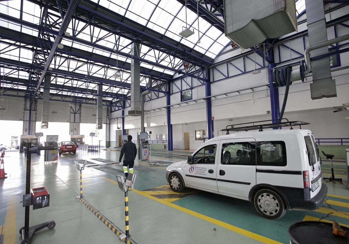 Vista interior de una estación de inspección técnica de vehículos.