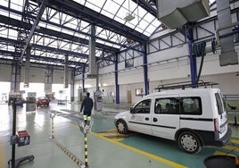 Vista interior de una estación de inspección técnica de vehículos.