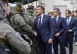 Macron saluda a los miembros de la Policía de Numea desplegados para frenar la ola de violencia.