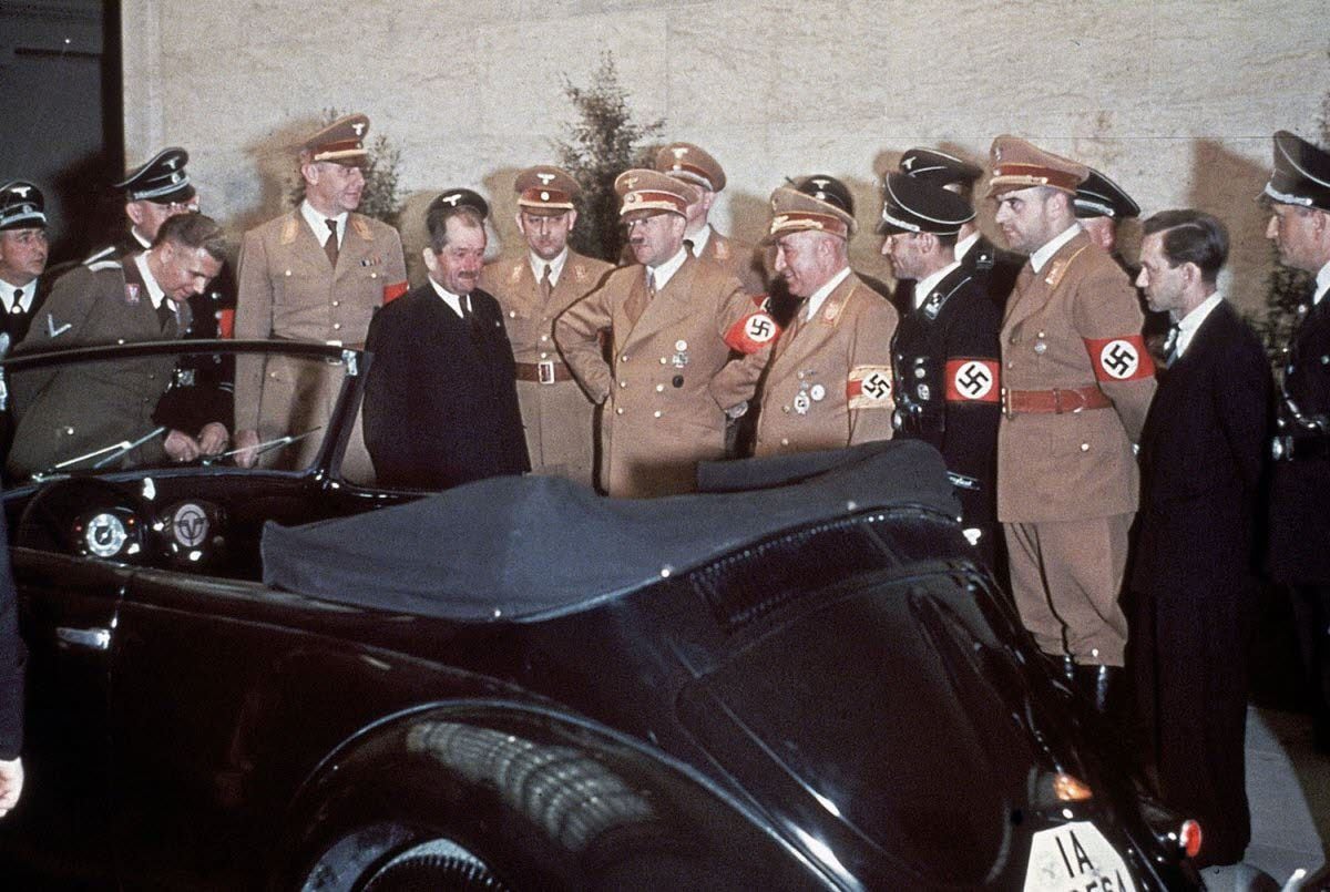 Adolf Hitler, con los brazos en jarra, observa un vehículo recién salido de fábrica.