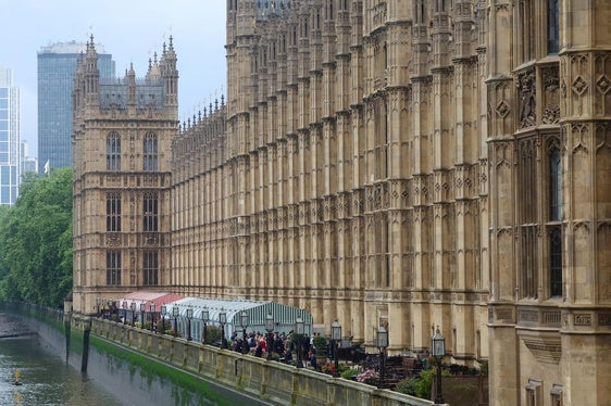 Políticos británicos conversan en la terraza de las Cámaras del Parlamento después de que el primer ministro, Rishi Sunak, convocara elecciones anticipadas.