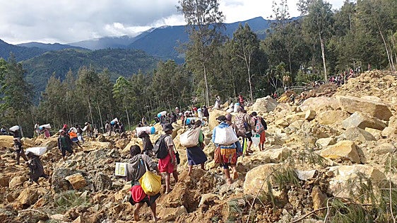 Una avalancha de tierra sepulta a 2.000 personas en Papúa Nueva Guinea y causa al menos 670 muertos