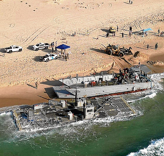 Un temporal daña el muelle flotante de EE UU en Gaza y provoca que encallen un buque y el que salió en su rescate