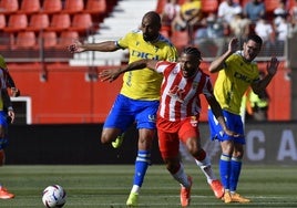 El Almería se despide de Primera goleando al también descendido Cádiz