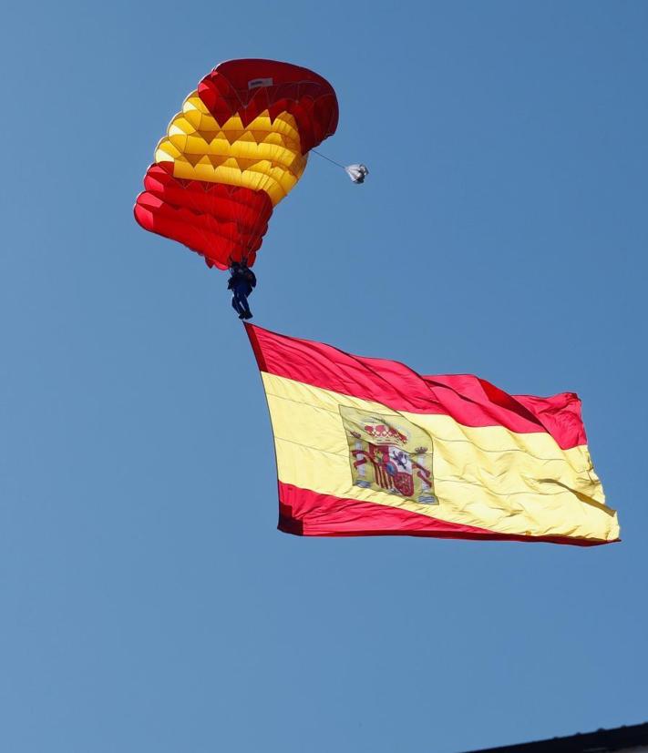 Imagen secundaria 2 - Distintos momentos del desfile militar en Oviedo.