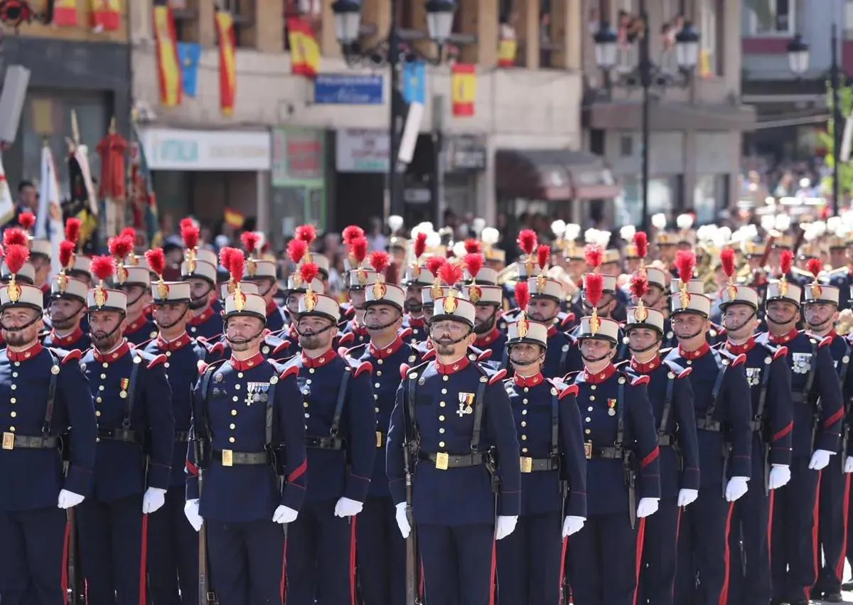 Los Reyes presiden en Oviedo el desfile por el Día de las Fuerzas