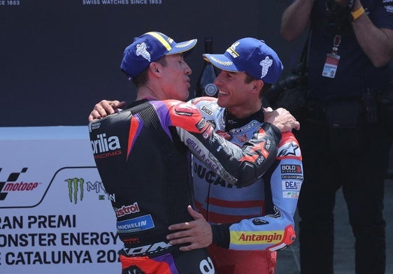 Aleix Espargaró y Marc Márquez se abrazan tras la carrera sprint en Montmeló.