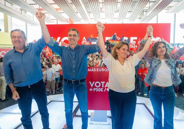 Juan Espadas, Pedro Sánchez, Teresa Ribera y María Jesús Montero, en el mitin de Sevilla.