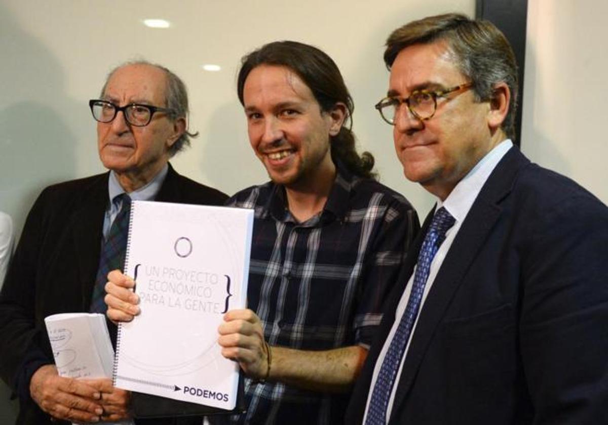 Vicenç Navarro y Juan Torres presentan la propuesta económica de Podemos en 2015 junto a Pablo Iglesias.