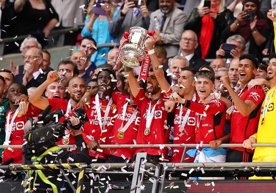 Los jugadores del United celebran el título conseguido.