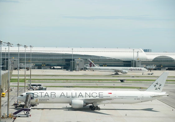 Un avión de Catar, arriba, junto a otra aneronave de Singapur.