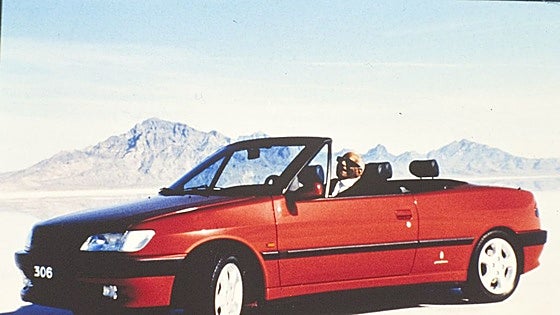 Peugeot 306 Cabriolet: el descapotable de los años 90 que puso al volante a Ray Charles