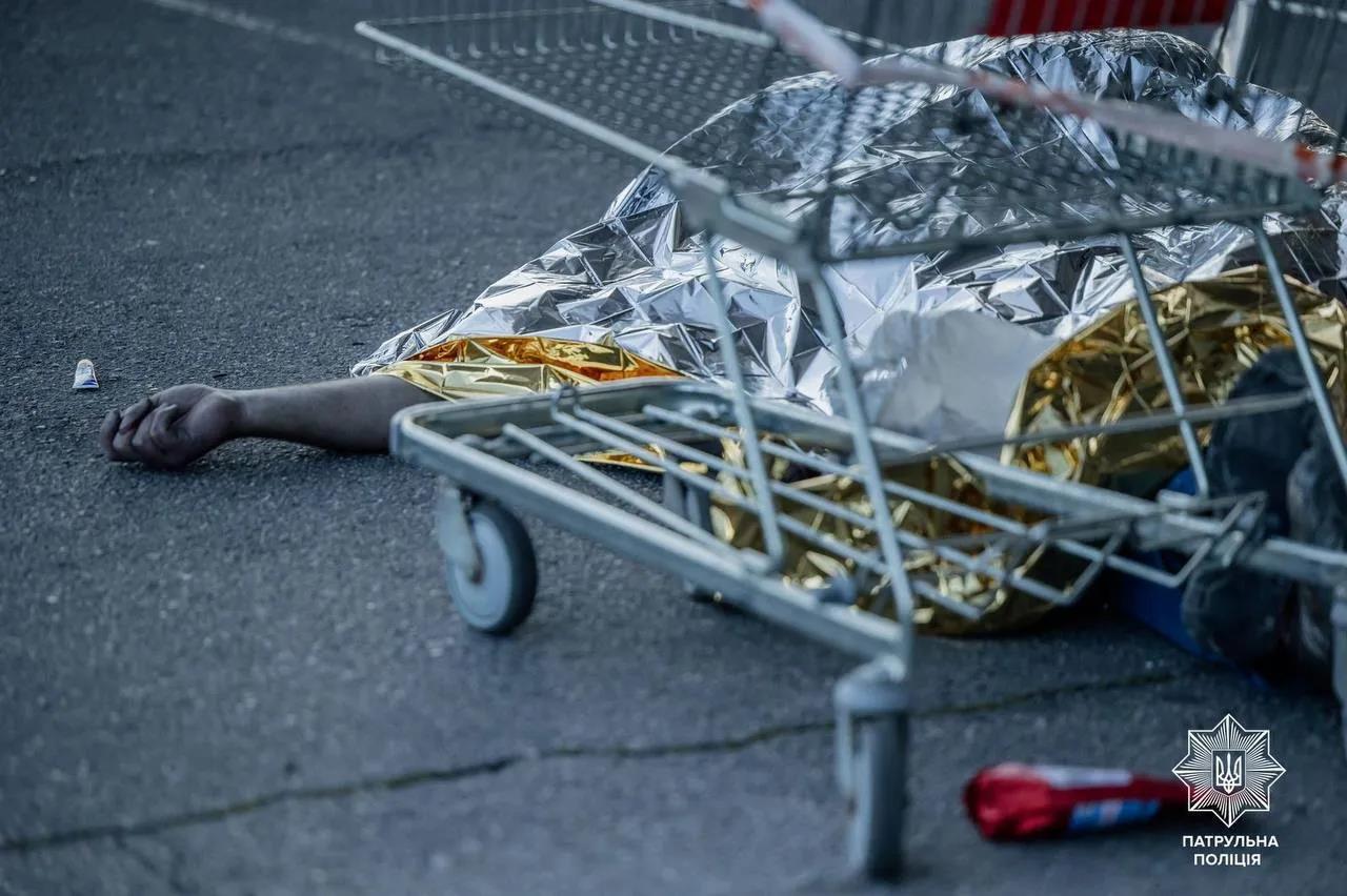 Un cadáver rescatado del ataque con misiles al hipermercado de Járkov.