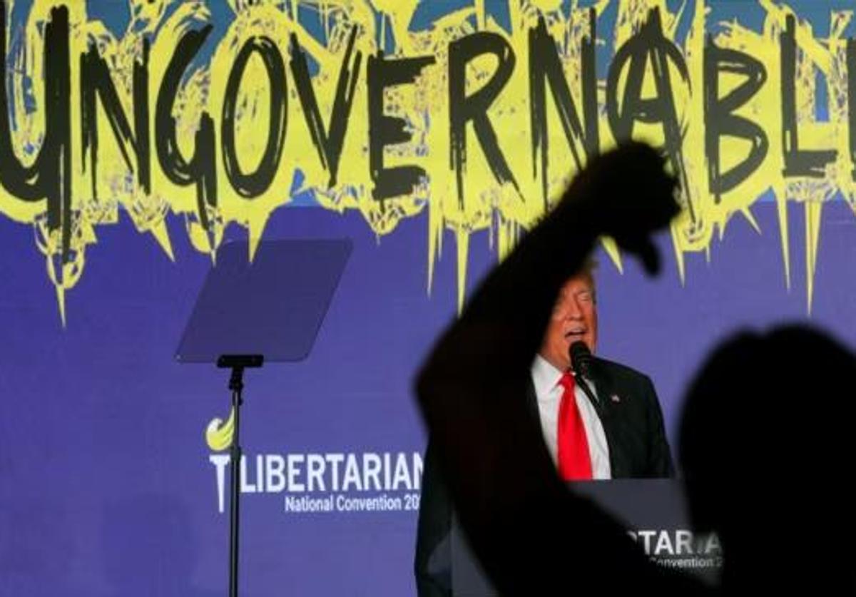 Un libertario pide que Trump salga del escenario con gestos ostensibles.