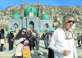 Turistas tailandeses visitan el Santuario Kart-e-Sakhi en Kabul.