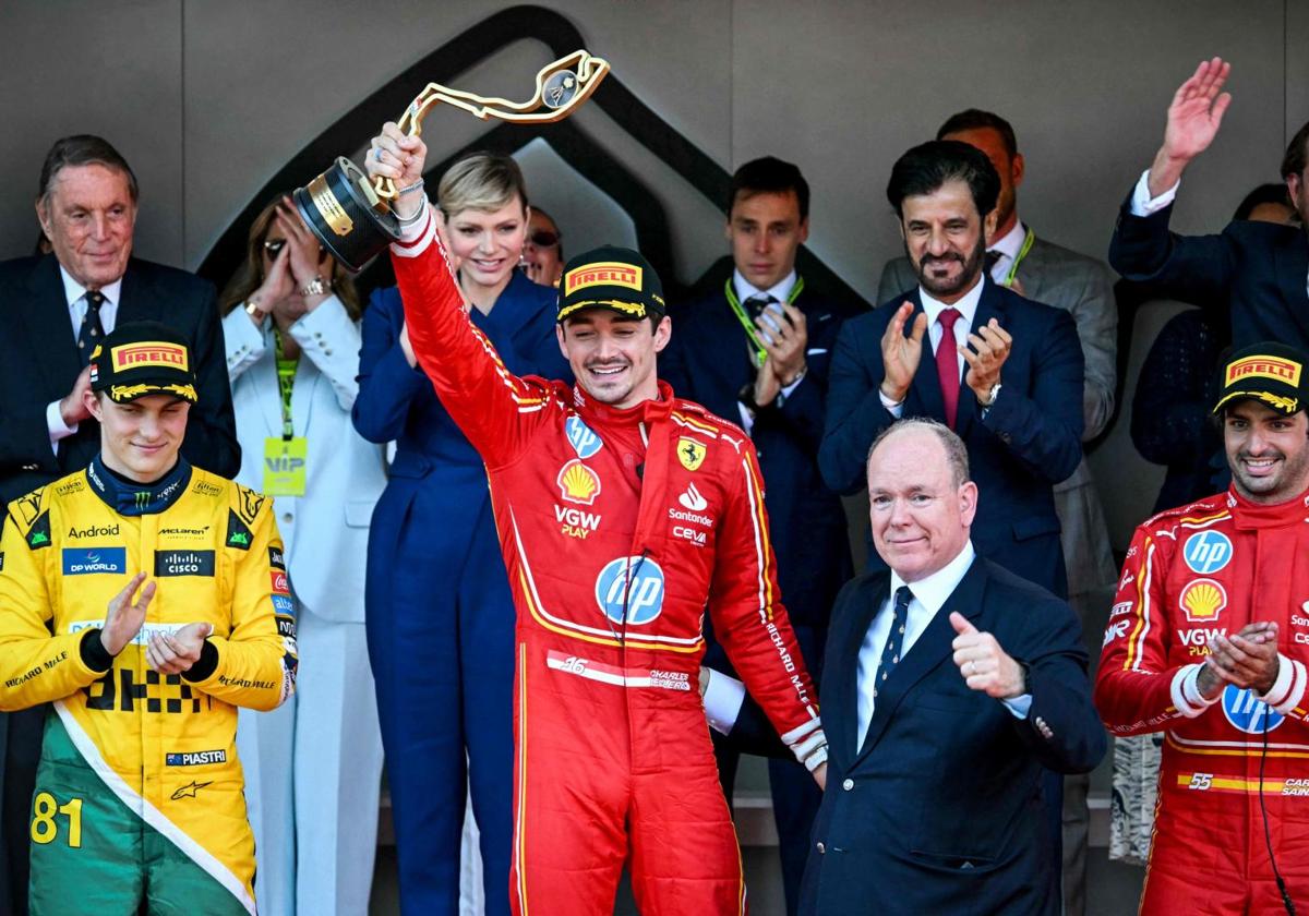 Charles Leclerc celebra su triunfo en el podio de Mónaco.