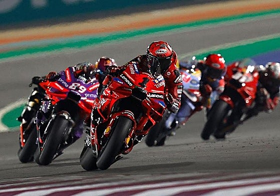 Bagnaia lidera una carrera por delante de Martín y Márquez