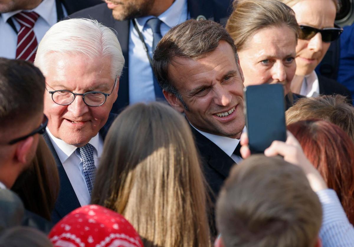 El presidente francés, Emmanuel Macron, junto al jefe de Estado alemán, Frank-Walter Steinmeier, este lunes en Dresde.