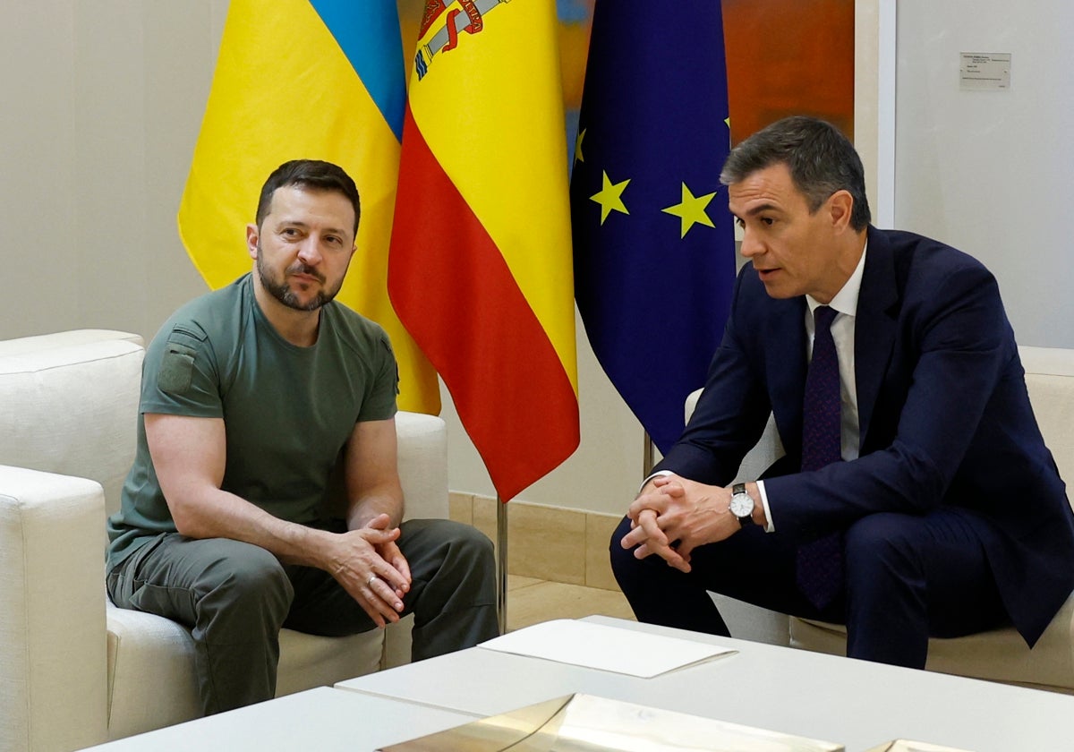 El presidente del Gobierno, Pedro Sánchez, junto al presidente ucraniano, Volodimir Zelenski, este lunes en la Moncloa