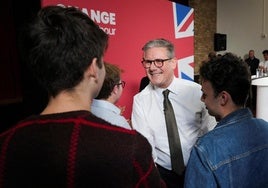 El líder laborista, Keir Starmer, habla con un grupo de simpatizantes tras su discurso de campaña de este lunes en Lancing.