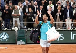 Nadal se despide del público de París tras su derrota ante Zverev.