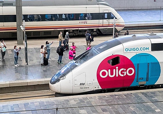 Un tren de Ouigo y otro de Renfe en la estación de Zaragoza.