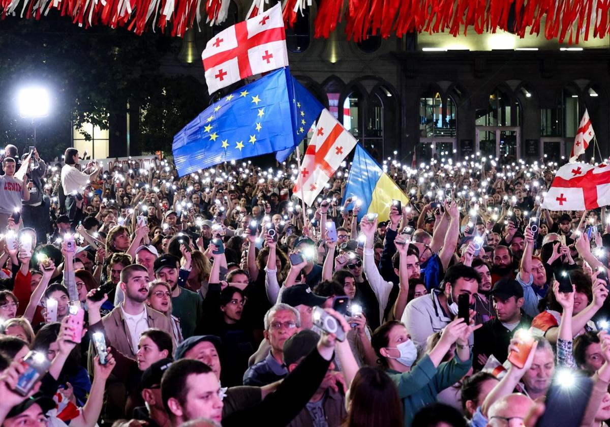 Una multitud de georgianos se manifiesta en Tiflis, la capital, contra la aprobación de la ley de agentes extranjeros.